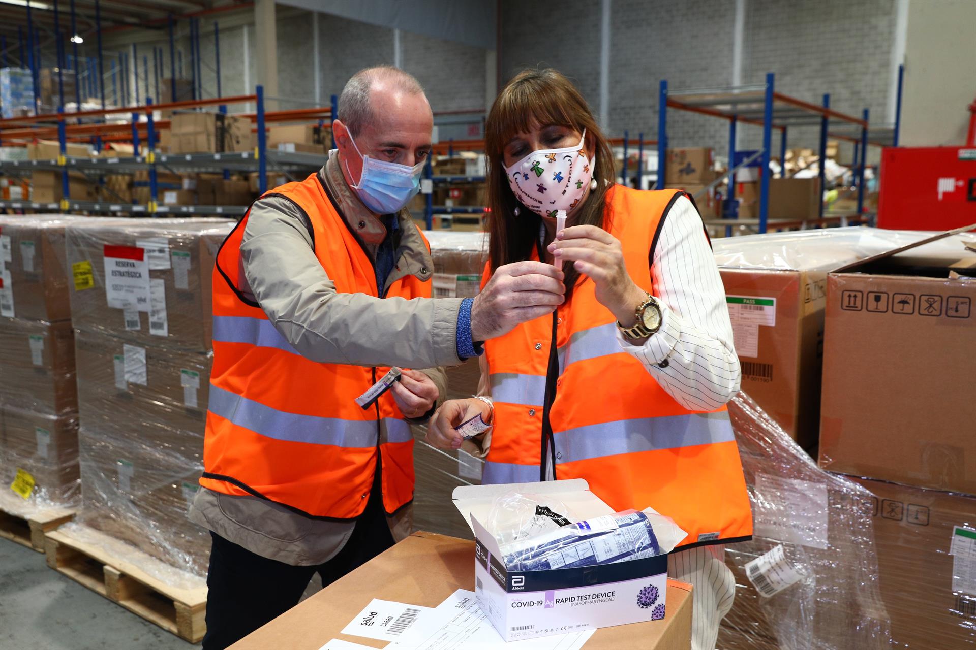 La consejera de Sanidad de Aragón, Sira Repollés, visita el almacén logístico del Servicio Aragonés de Salud, que ha recibido hoy 100.000 test rápidos de antígenos. - GOBIERNO DE ARAGÓN