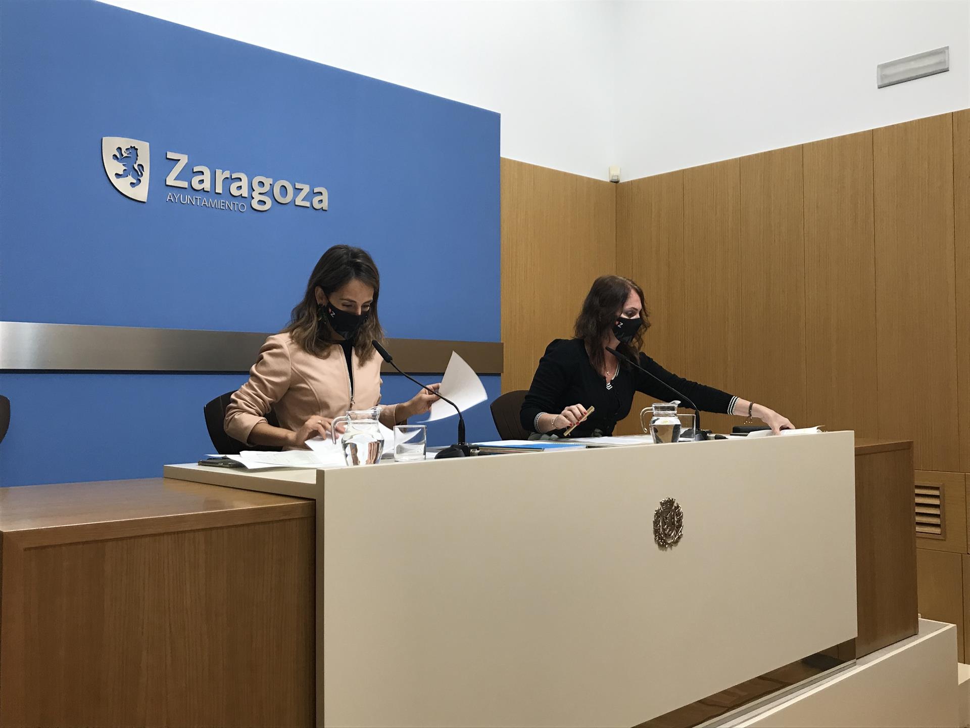 La consejera municipal de Hacienda, María Navarro, a la izquierda, y la consejera municipal de Economía, Carmen Herrarte - EUROPA PRESS