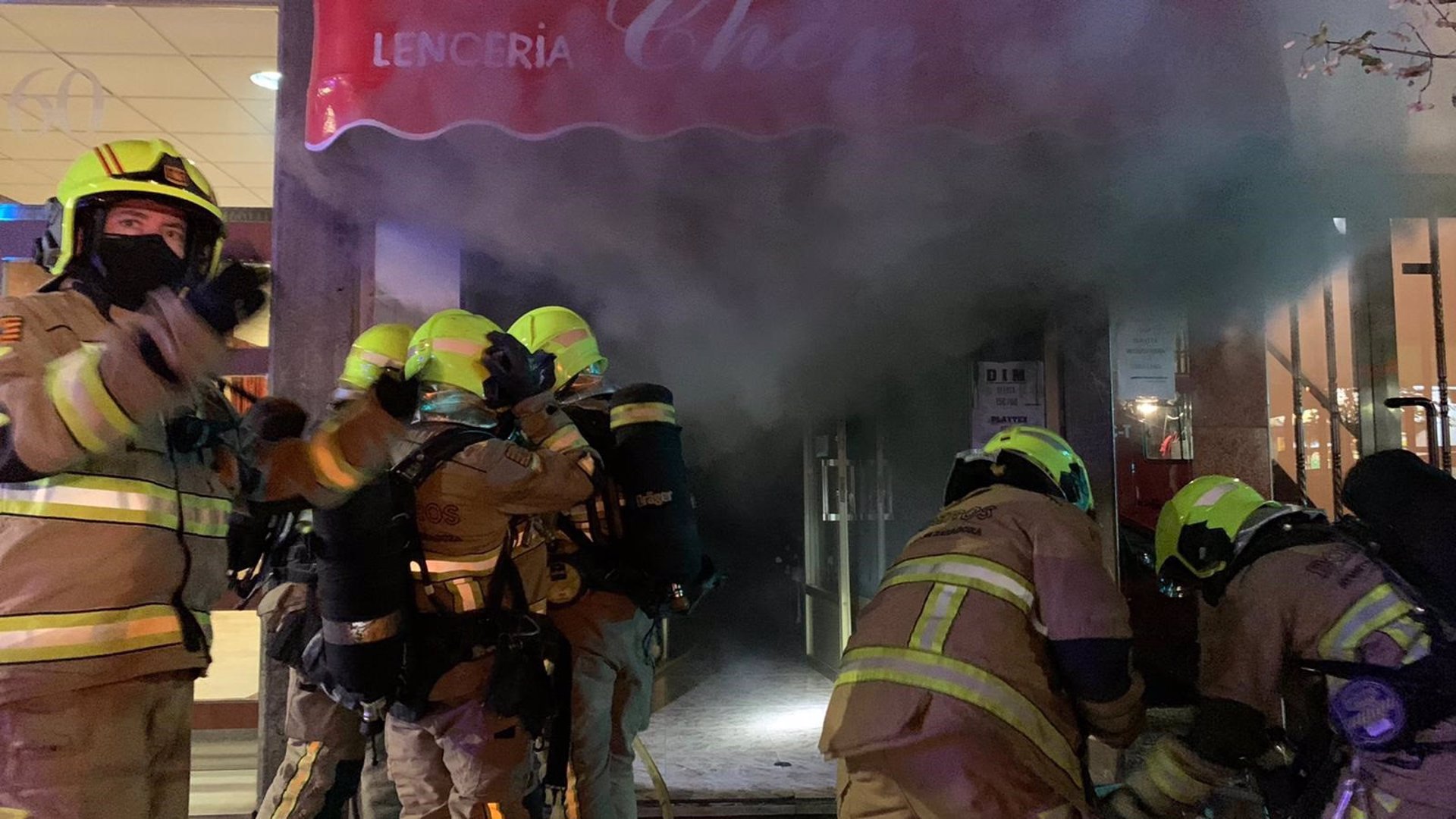 El local de la calle Unceta de Zaragoza que ardió anoche queda calcinado en su totalidad.