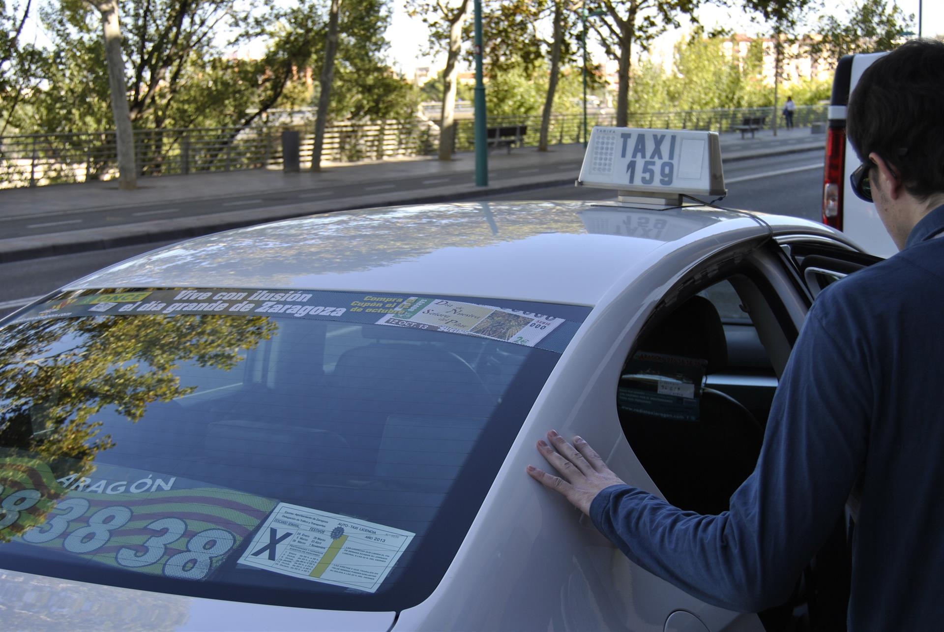 Un taxi con la imagen del cupón de la ONCE dedicado a la Virgen del Pilar - ONCE ARAGÓN - Archivo