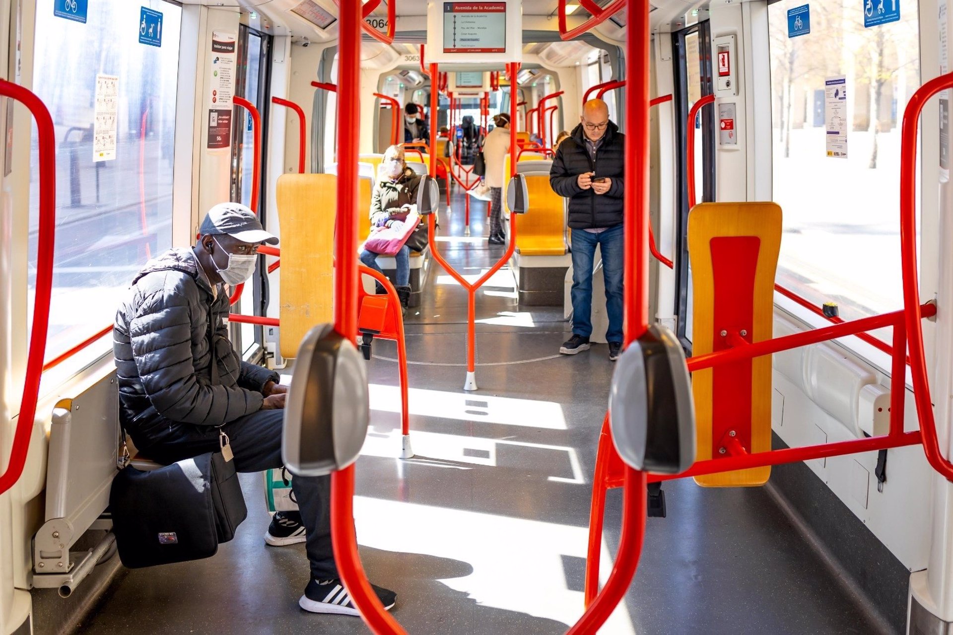 Zaragoza.- La crisis del COVID provoca una caída del 43,2% en el número de usuarios del transporte público