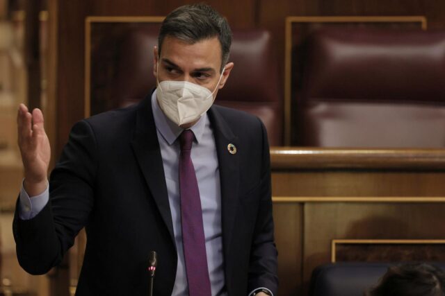 Sánchez dice que remodelar su Gobierno no es