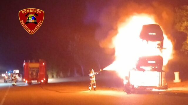 Zaragoza.- Sucesos.- Bomberos de la DPZ sofocan un incendio en un camión que transportaba vehículos, en la N-122