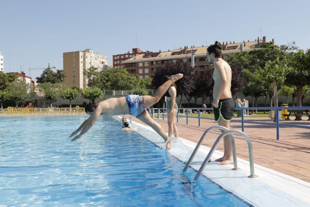 Zaragoza.-Las piscinas municipales registran 14.603 accesos en la tercera jornada de descuentos por ola de calor
