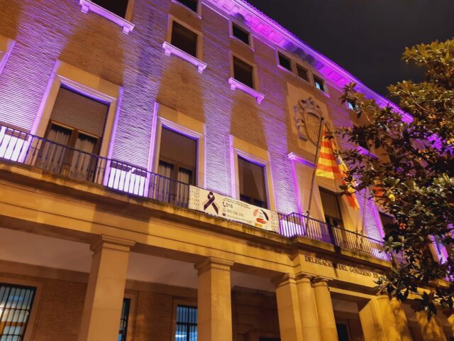 La Delegación del Gobierno en Aragón ilumina su fachada de morado contra las violencias machistas