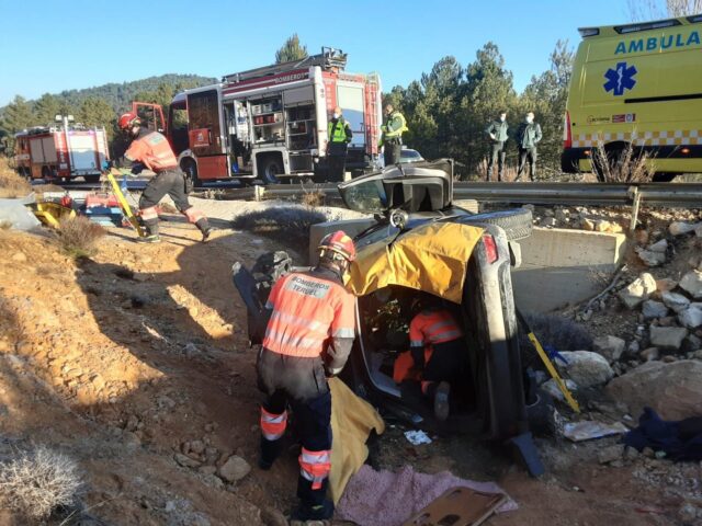 Sucesos.- Bomberos de la DPT extraen de un coche a un hombre herido en un accidente de tráfico en La Cerollera (Teruel)