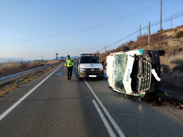 Sucesos.- Fallece un hombre de 89 años al volcar la ambulancia en la que viajaba en la A-1234, en Belver de Cinca