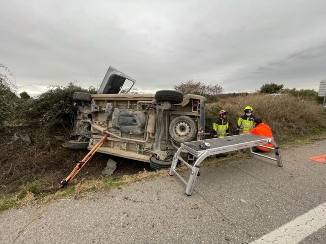 Los bomberos de la DPH intervienen en un accidente en Albelda en el que resulta herida leve la conductora.