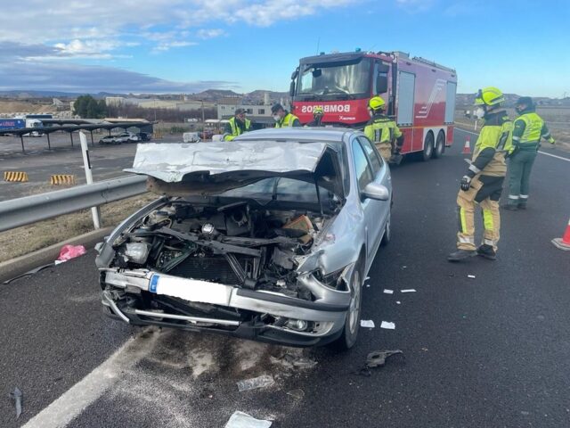 Sucesos.- Los bomberos de la DPH rescatan a un conductor tras sufrir un accidnete con un camión en la A-2, en Fraga